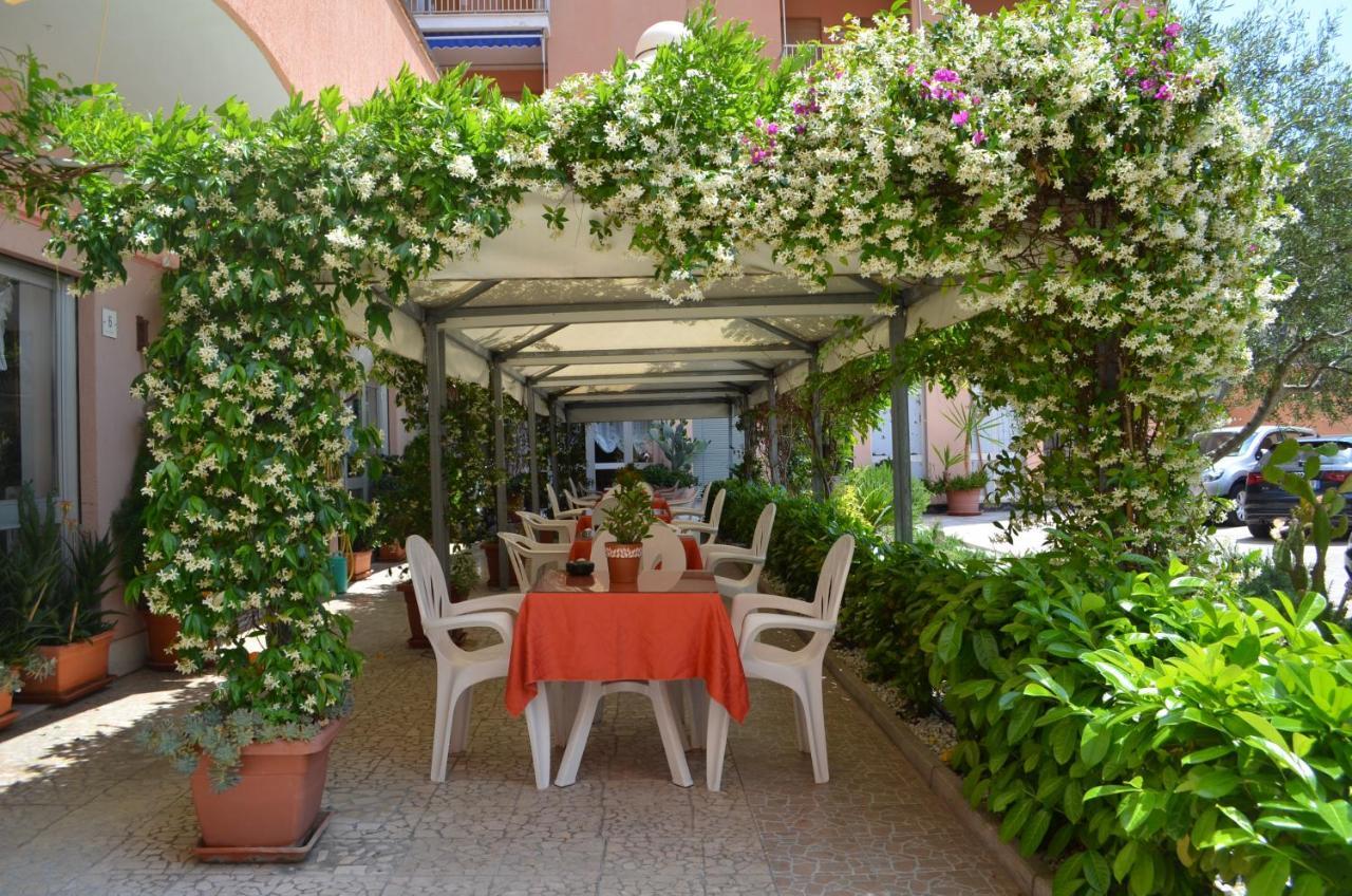 Hotel I Due Gabbiani Citr 9006 Marina dʼMarina dʼAndora Exterior foto